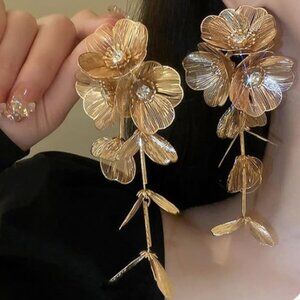 Zara's Golden Flowers Earrings